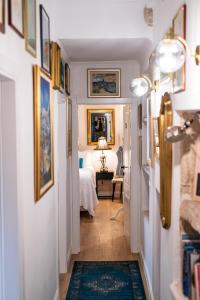 ドゥブロヴニクにあるオールド タウン シティ センター アパートメンツの廊下(ベッド1台付きの部屋、壁に絵画付)