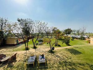 d'une table de pique-nique dans un parc. dans l'établissement Arise Ethnic Village Resort - Manesar Bilaspur, à Gurgaon