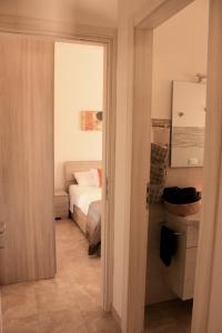 Habitación con cama y habitación con puerta en Villa Luigi, en Arenella