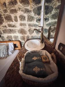 El Quseir Hotel في القصير: حمام مع حوض ومرآة ومغسلة