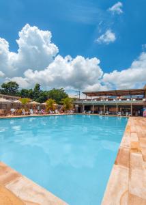una gran piscina con un cielo azul en el fondo en La Rosa Náutica Club, en Guaduas