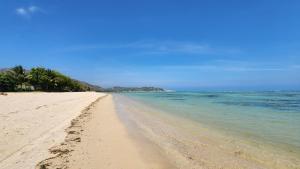 a sandy beach with a view of the ocean at Guesthouse room with Kitchenette & Ensuite Bathroom in Ấp Mỹ Hải