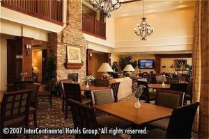 una sala ristorazione con tavoli e sedie di Staybridge Suites Oakville Burlington, an IHG Hotel a Oakville
