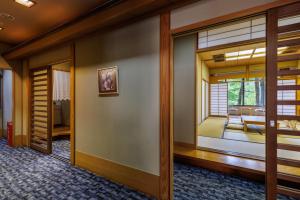 Zimmer mit Glasschiebetüren und einem Wohnzimmer in der Unterkunft Okutamaji in Ome