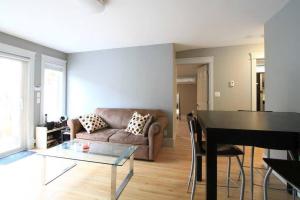 Prostor za sedenje u objektu QE Park Garden suite 3BR 1.5Ba