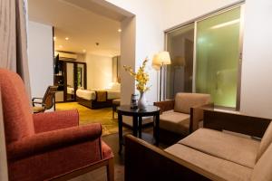 un soggiorno con divano e tavolo di Hotel Bengal Canary Park a Dhaka