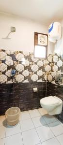 Kúpeľňa v ubytovaní Roomshala 002 Rose Residency Near Yashobhoomi