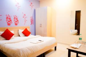 מיטה או מיטות בחדר ב-Roomshala 002 Rose Residency Near Yashobhoomi