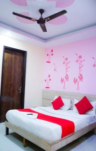 Кровать или кровати в номере Roomshala 002 Rose Residency Near Yashobhoomi