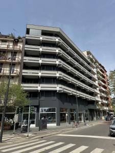 un gran edificio de apartamentos en una calle de la ciudad en Admiral Hotel en Milán