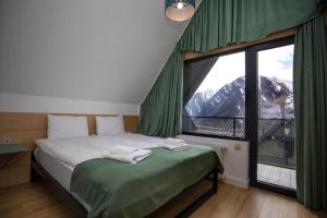 Ένα ή περισσότερα κρεβάτια σε δωμάτιο στο Kazbegi View Cottages