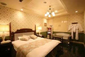 a bedroom with a large bed and a dressing room at D-CUBE奈良店 in Nara