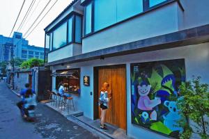 北京北京重构空间酒店天安门王府井店的站在建筑物外的女人,上面有画