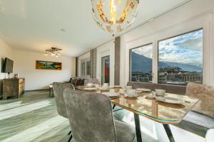 a dining room with a table and chairs at H19 - Modernes Ferienhaus 145qm, 3SZ, Wellnessbereich mit Sauna und Dachterrasse mit Panoramablick, Kühlen und Heizen mit Geothermie in Fügen