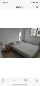 2 fotos de un dormitorio con cama en La détente, en Belin-Beliet