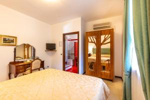 - une chambre avec un lit, une commode et un miroir dans l'établissement Agriturismo Le Vigne, à Bolsena