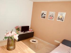 a room with a vase of flowers and a desk at APARTAMENTO 2p MENDIVIL MADRID CENTRO in Madrid