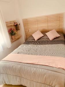 Tempat tidur dalam kamar di APARTAMENTO 2p MENDIVIL MADRID CENTRO