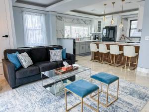 Una sala de estar con un sofá y una cocina. en 3br Gem Skyline Views, Laundry & Central Air, en Boston