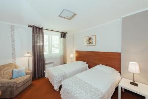 Posteľ alebo postele v izbe v ubytovaní Hotel Pod Sosnami + 36 fotografií