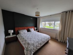 Postel nebo postele na pokoji v ubytování Carrigaline Delightful Home