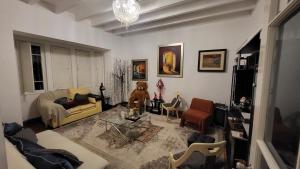uma sala de estar com um urso de peluche sentado numa mesa em La Casona Hospedaje em Lima
