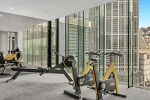 een fitnessruimte met cardio-apparatuur in een gebouw bij REST COLLECTION Highrise Studio Apartment at Melbourne Central in Melbourne