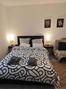 Tempat tidur dalam kamar di Le République Grand Studio Wi-Fi / Netflix