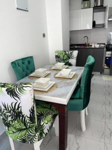 Kuchyň nebo kuchyňský kout v ubytování Classy two bedroom Airbnb with swimming pool