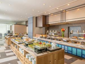 ein Buffet mit ausgestellten Speisen in einem Restaurant in der Unterkunft Art Hotel Kagoshima in Kagoshima