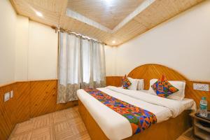 a bedroom with a large bed and a window at Misty Hills in Manāli