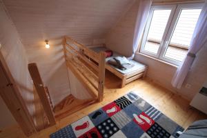 een kleine kamer met een stapelbed en een raam bij Nowabobolin domki in Bobolin