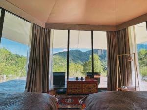 a bedroom with a view of the mountains at 九寨沟阿布氇孜民宿Jiuzhaigou Valley Abluzi B&B in Jiuzhaigou