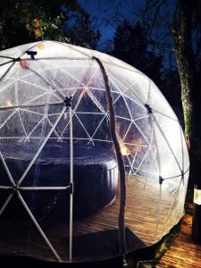 una tenda a cupola con un letto al suo interno di Magnifique chalet Atypique avec Spa sous bulle privatif a Lanthenay Altre 2 foto