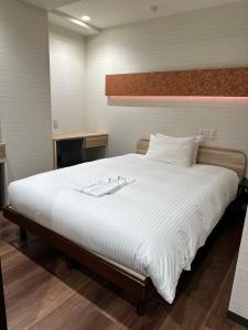 東京にあるELE Hotel 東日本橋のベッドルーム(白いシーツを使用した大型ベッド1台付)