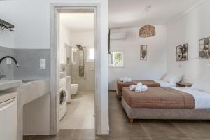 Gallery image of Kleris Apartment 10 Tinos in Tinos Town +19 photos