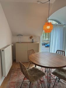 ein Esszimmer mit einem Tisch und Stühlen in der Unterkunft Ferienwohnung Lieserpfad in Wittlich