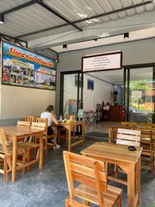Reštaurácia alebo iné gastronomické zariadenie v ubytovaní Flora Hostel KhaoSok