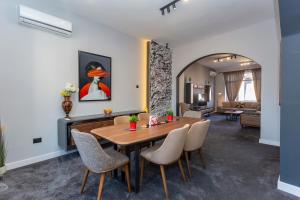 Posezení v ubytování Urban Elegance Apartment