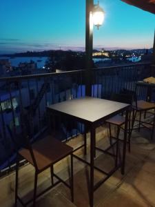een tafel en stoelen op een balkon met uitzicht bij The Professor's Hotel in Bodrum City