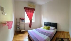 Llit o llits en una habitació de Rumah Bukit
