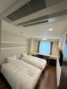 東京にあるELE Hotel 東日本橋のベッド2台と窓が備わる客室です。