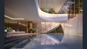 - une piscine avec un escalier dans un bâtiment dans l'établissement Modern Luxury 2B2B Sky Garden SmartTV, à Glen Waverley