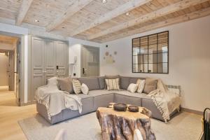 a living room with a couch and a table at Luderna - Apartamento Val de Ruda B74 Hònt de Lòcampo in Vielha