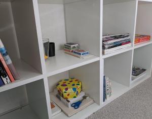 a white book shelf with a toy and books at Værelse som dobbelt el. enkelt, Engen 5, 7770 Vestervig in Vestervig