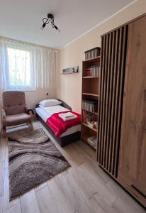 Postel nebo postele na pokoji v ubytování Apartament u Zegarmistrza z garażem