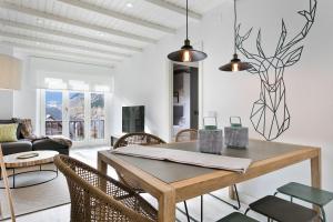 a living room with a wooden table and chairs at Luderna - Apartamento Cap de Aran A2 in Baqueira-Beret