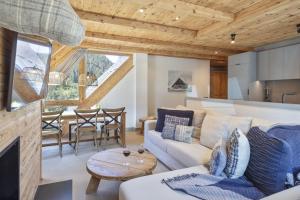 sala de estar con sofá y mesa en Luderna - Val de Ruda C23 Barbacans, en Baqueira Beret