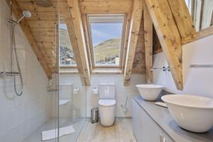 baño con 2 lavabos, aseo y ventana en Luderna - Val de Ruda C23 Barbacans, en Baqueira Beret