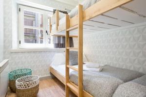 Ce lit superposé se trouve dans une petite chambre avec une échelle. dans l'établissement Luderna - Apartamento Val de Ruda A61 de Sarradé, à Baqueira-Beret